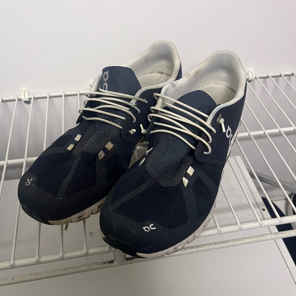 On Cloud Running Men’s Sneakers in Navy and White
